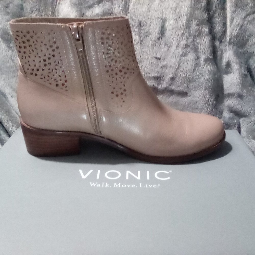Vionic Luciana Perforated boot nude size 8